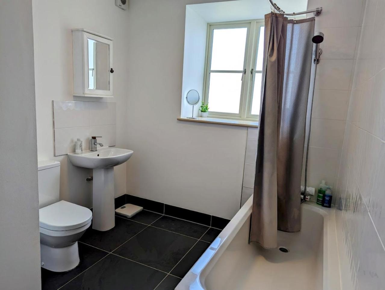 4 Bedroom House, Central Улверстон Экстерьер фото